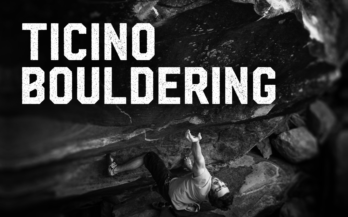 Un grimpeur gravit une formation rocheuse, avec le texte « Ticino Bouldering » affiché bien en évidence au-dessus en grosses lettres grasses.