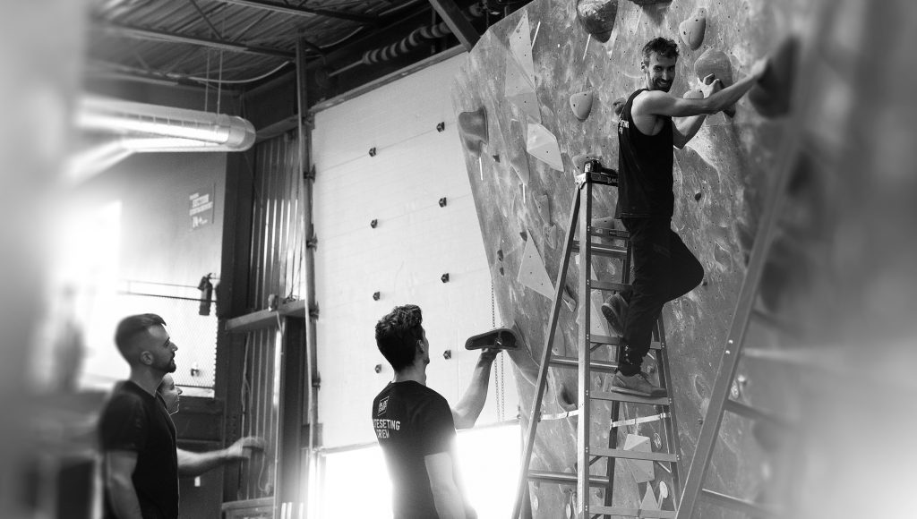 Une équipe d'ouvreurs au travail dans un centre d'escalade.