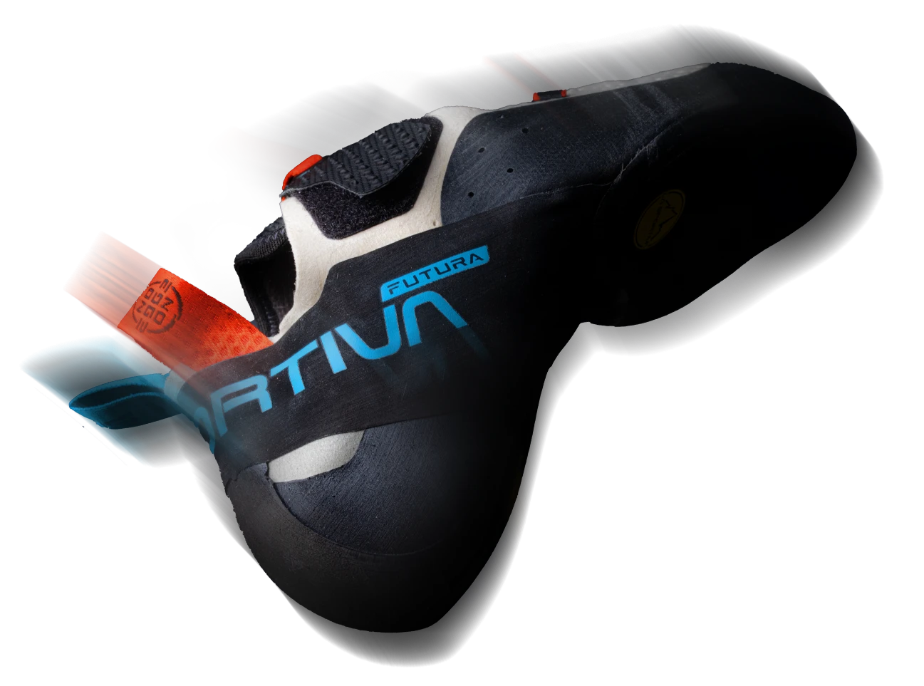 chaussures d'escalade qui flottent sur un fond blanc.